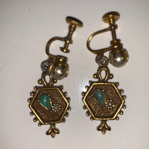 Jewelry - Vintage 1920's Gold Tone Jade and Pearl Screw Back Earrings